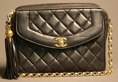 CHANEL Sac vintage "MADEMOISELLE" en agneau matelassé noir avec fermoir sur rabat....