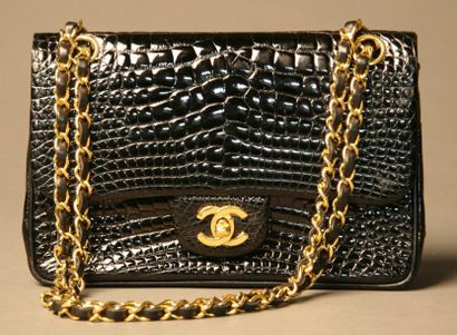 CHANEL Sac en crocodile noir et chaînette de cuir noir métal doré L 22.5 cm Etat...