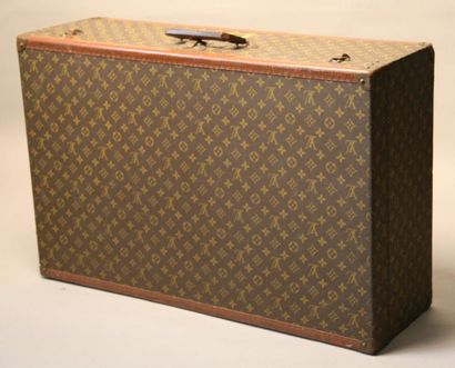 LOUIS VUITTON Grande valise en toile monogrammée et bordures lozinées en cuir marron...