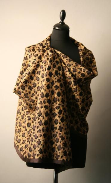 YVES SAINT LAURENT Grand châle en jersey à motif léopard