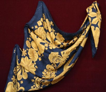 YVES SAINT LAURENT Foulard en soie à décor de bothées dorées et bleues sur fond ...