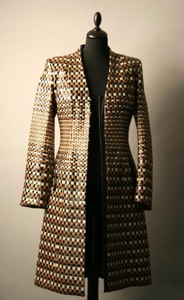 THIERRY MUGLER Très beau manteau ceintré en maillage de cuir noir, marron et beige...