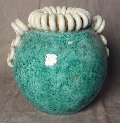 MANUFACTURE DE SAINTE RADEGONDE Vase de forme sphérique en céramique émaillée verte...