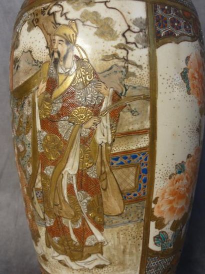 null Vase en porcelaine de Satsuma monté en lampe. H 31 cm