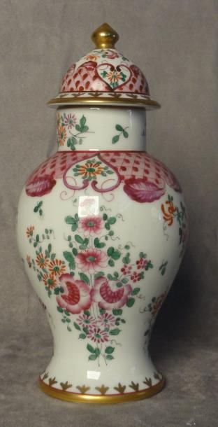 SAMSON Vase balustre en porcelaine à décor imitant la Chine Début 20ème