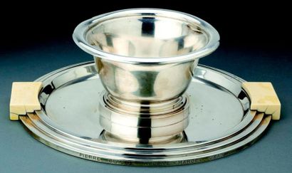null Important bol à caviar en argent et métal argenté composé d'un bol à piedouche,...