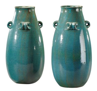 AUGUSTE DELAHERCHE (1857-1940) Paire de vases à panse bombée, col évasé et anses...