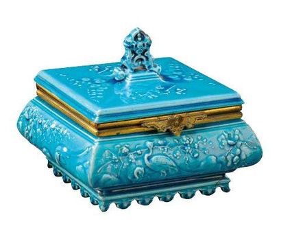 THEODORE DECK (1823-1891) Coffret à bijoux en faïence émaillée bleue à décor d'inspiration...
