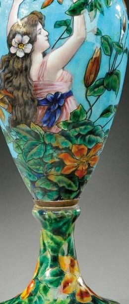 H.DOUBLET Paire de vases de forme balustre en cuivre à décor émaillé champlevé présentant...