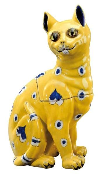 EMILE GALLE (1846-1904) Pot à tabac figurant un chat en faïence émaillée jaune et...