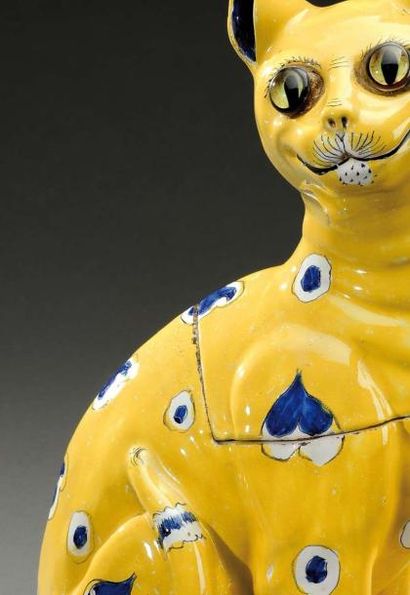 EMILE GALLE (1846-1904) Pot à tabac figurant un chat en faïence émaillée jaune et...