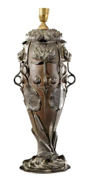 HENRI MOREAU (1869-1943) Importante lampe en bronze à patine brune en forme de vase...