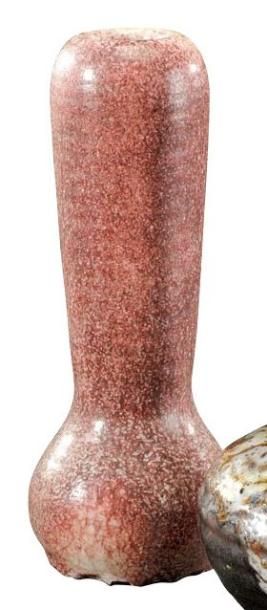 ERNEST CHAPLET (1835-1909) Vase soliflore en grès porcelainique à couverte rouge...
