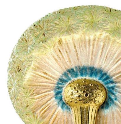 RENE LALIQUE (1860-1945) Rare épingle à chapeau à monture nervurée en or jaune ciselé...