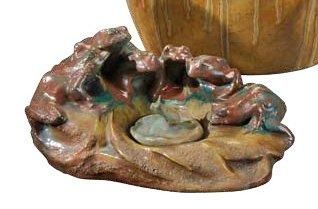 EMILE MULLER (1823-1889) Encrier en céramique émaillée irisée et lustrée figurant...