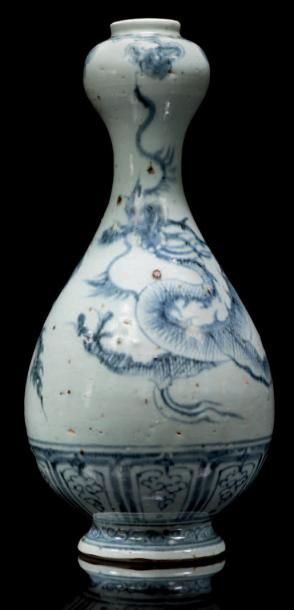 CHINE Vase balustre se terminant par un bulbe décoré en bleu sous couverte d'un dragon...