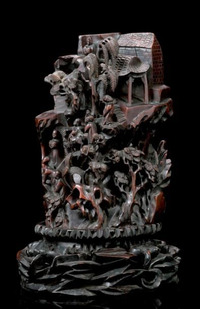 CHINE Importante sculpture en bois à belle patine rouge brune, représentant des Sages...