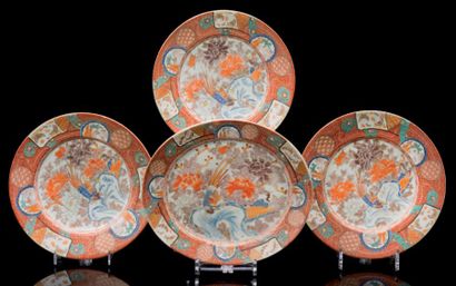 JAPON Quatre plats dont trois ronds et un ovale décorés en polychromie de phénix...