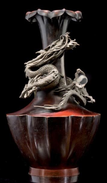 JAPON Vase polylobé à long col étroit à l'imitation de feuille de nénuphar en bronze...