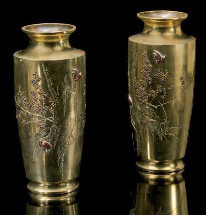 JAPON Paire de vases cylindriques en bronze incrustés en léger relief, oiseaux en...