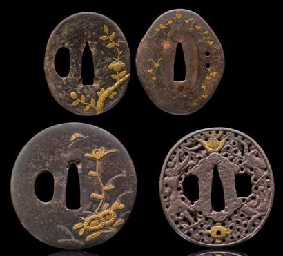 JAPON Quatre tsubas en fer incrustés de motifs naturalistes en bronze doré XVIIIe...