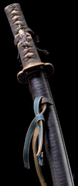 JAPON Katana à lame en acier, le tsuba en bronze ajouré à patine brune à motifs de...