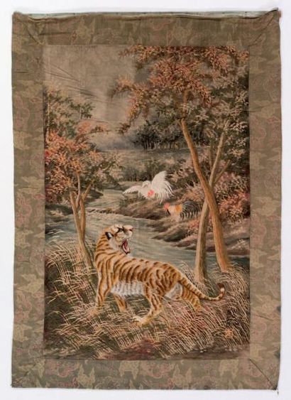 JAPON Tenture brodée encadrée de soie. Tigre et coqs signée 187 x 131 cm