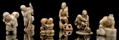 JAPON Ensemble de six netsukés en ivoire sculpté de personnages dans des positions...