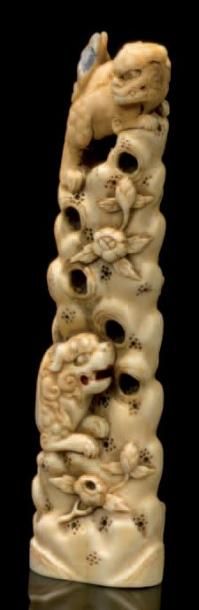 JAPON Okimono en ivoire sculpté representant deux chimères (chiens de fo) perchées...