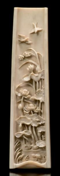 CHINE Plaquette en ivoire sculpté sur une face de nénuphars, canards mandarins, crabes...