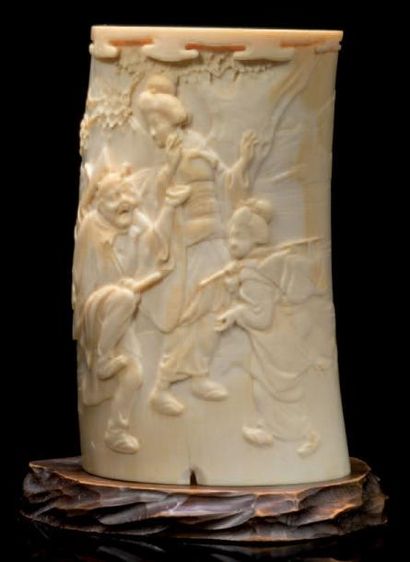 JAPON Défense en ivoire sculpté en forme de boite couverte décorée en léger relief...