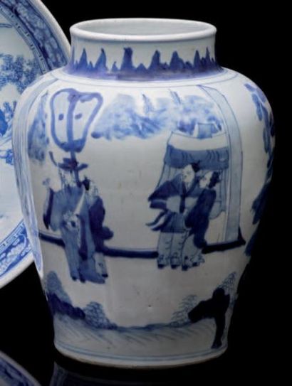 CHINE Vase balustre décoré en bleu sous couverte de personnages dans un paysage avec...