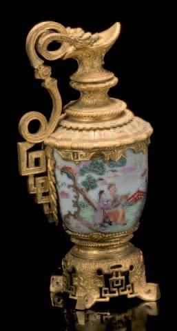 CHINE Petit vase formant aiguière Monture en bronze ciselé et doré dont l'anse est...
