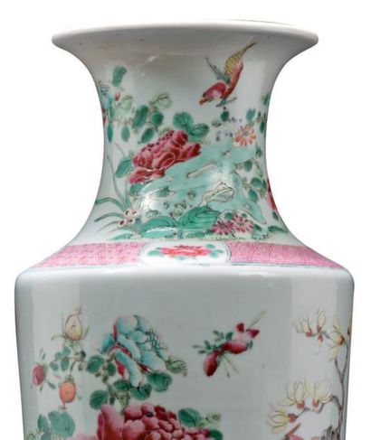 CHINE Vase cylindrique décoré en émaux de le famille rose de phénix et de pivoines...
