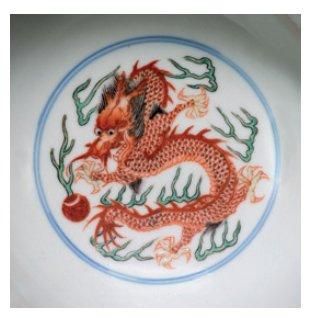 CHINE Bol circulaire décoré en émaux wucaï, de dragons pentadactyles alternés de...