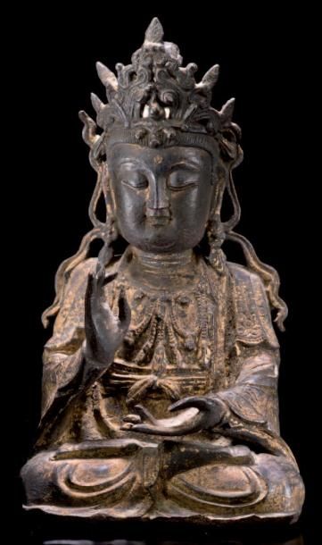 CHINE Belle figurine assise en tailleur représentant la déesse Kwanhin en bronze...