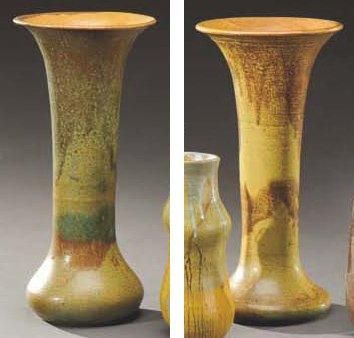 EUGENE LION (1867-1945) Paire de hauts vases cornet en grès à base aplatie et bombée...