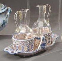 EMILE GALLE (1846-1904) Huilier-vinaigrier en faïence émaillée bleue et blanc présentant...
