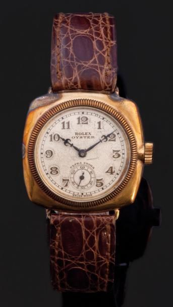 ROLEX OYSTER Années 1930. Montre coussin en or 9K. Boitier vissé, cadran argenté,...