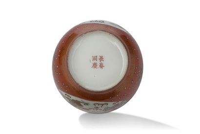 CHINE DYNASTIE QING, ÉPOQUE TONGZHI (1861 - 1875) Pot couvert en porcelaine aux émaux...