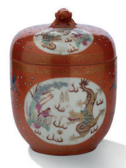 CHINE DYNASTIE QING, ÉPOQUE TONGZHI (1861 - 1875) Pot couvert en porcelaine aux émaux...