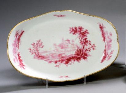 SÈVRES Plateau ovale à bordure contournée en porcelaine décoré en camaïeu rose d'un...