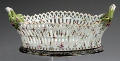 BERLIN Corbeille ovale ajourée en porcelaine à décor floral polychrome. XVIIIème...