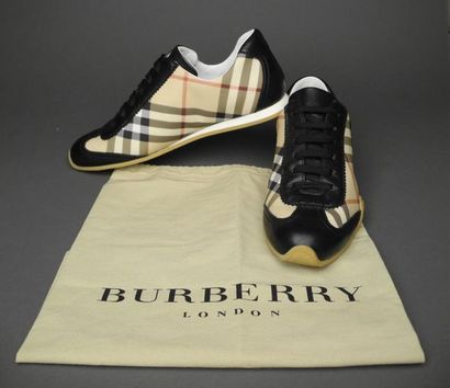 BURBERRY Paire de baskets à lacets en toile écossaise et cuir noir P. 35 Dans leur...