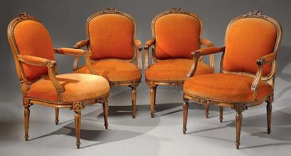 null Suite de quatre fauteuils à dossier plat à la reine, en noyer mouluré et sculpté...