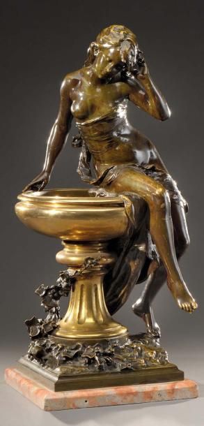 Mathurin MOREAU (1822-1912) Coupe en bronze ciselé et patiné, verni. Elle est à décor...