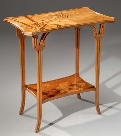 Émile GALLÉ (1846-1904) Table à thé en bois de placage marqueté de passereaux sur...