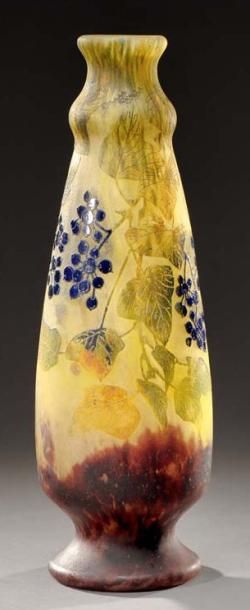 DAUM Vase piriforme en verre multicouche dégagé à l'acide à décor de baies Signée...