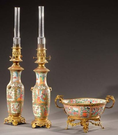 CHINE Garniture en porcelaine de Canton comprenant une jatte et une paire de vases...