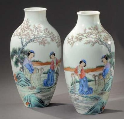 CHINE Paire de vases de forme ovoïde à petit col, à décor polychrome de scènes de...